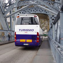 下層は歩道スレスレを大型観光バスが走り抜けるので注意!