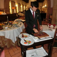 料理が見えないほどの暗いレストラン