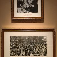 廊下に飾られたホテルの歴史を示す写真の数々