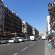 正面にオペラガルニエ。