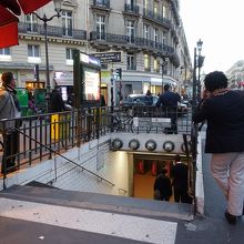 通りの中間付近にあるピラミッド駅。