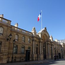 反対側の歩道のみ通れる。