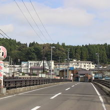 温泉街からこの橋を渡ったところにあります