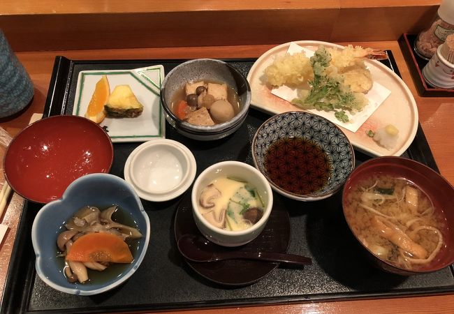 お昼は手ごろなランチを