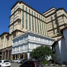 手前の「テキスタイル博物館」背後が「プラザムルデカ」です