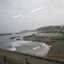 護岸の補修工事中。