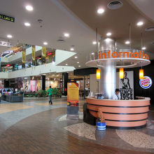 館内は新しく、ちょっとお洒落なデザインです