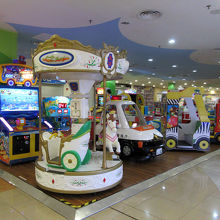 日本から運んできたらしいマシンが並んでいました