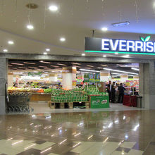 地階には、これも大きめのスーパーマーケット