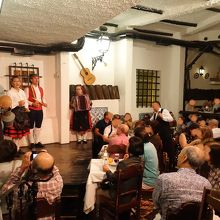 ステージは大きくないので出演者が揃うといっぱいに