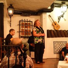 ファドは歌手が代わる代わる出演します