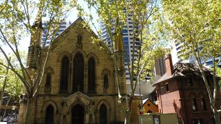 高層ビルに囲まれた小さな教会