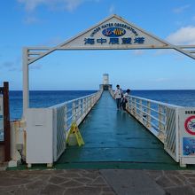 桟橋を渡って進みます。