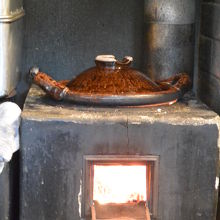 土鍋でご飯を炊いています