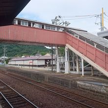 隣のホームへは跨線橋を利用します。