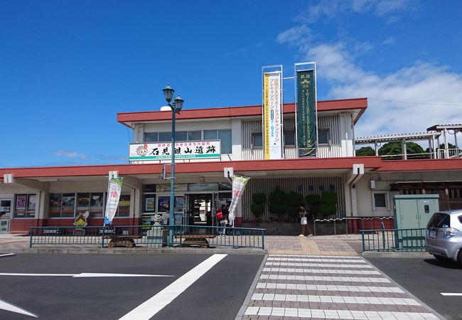 石見銀山の玄関口となる駅ですが、エレベーターなどがありません。