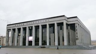 十月広場の西側にあります