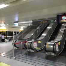 改札内のエスカレーターは充実