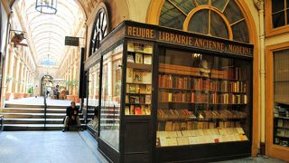 １８２６年に完成したパリを代表するパッサージュの一つです。