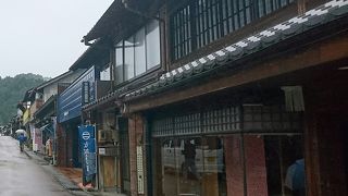 城下町の古い町並みが長い