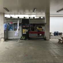 離島らしい雰囲気のお店