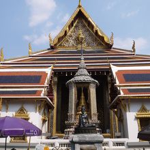 入場して最初に対面する仙人の像