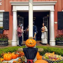 ショップ前のハロウィーンディスプレーも素敵