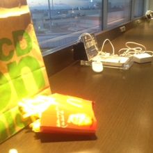 場所を移動して、ラウンジ内で食事