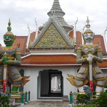 巨大なヤックに護られた本堂入口です