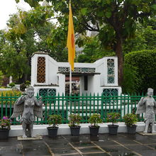 参道両側に様々な石像が置かれています