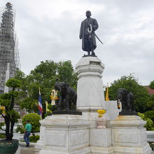 象を従えた像が置かれています