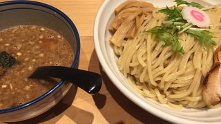 狭い店ですが、おいしいです