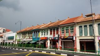 老舗の飲食店とショッピングモールなど並ぶ道