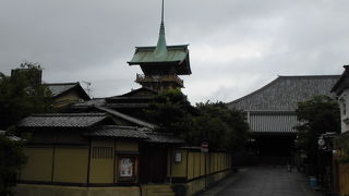 屋根から突き出た独特の錐体