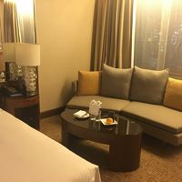 ソファーとウェルカムフルーツ