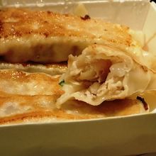 餃子の断面。具に肉や野菜は少ない