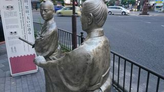 藩や日本の将来について語り合っているひと場面の像