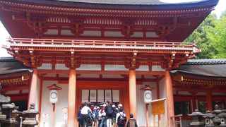 木々の茂る森の中にある