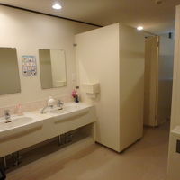 トイレはお部屋になく、廊下の共同トイレを利用します。