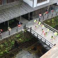 目の前の橋の上で花笠踊りを披露して下さった方たち