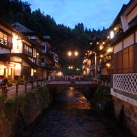 夜になると温泉街にはガス灯のやさしい灯りが