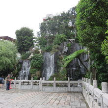 龍山寺 門前の滝 