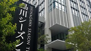 芝生のイベント広場も