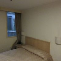 小さな窓からは、周りの部屋の窓