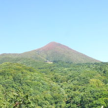 磐梯山も山頂は色づきだした。