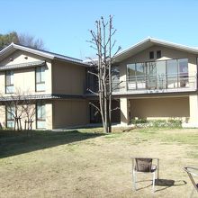 芝生の綺麗な中庭から見るホテルの光景。