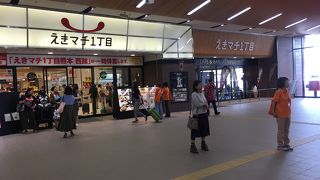お土産物とレストラン