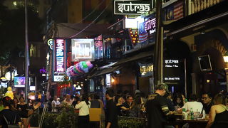 外人さんが集まるバー街