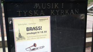 細い路地沿いにある