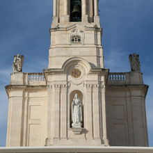 バジリカ中央には聖母マリア像が。